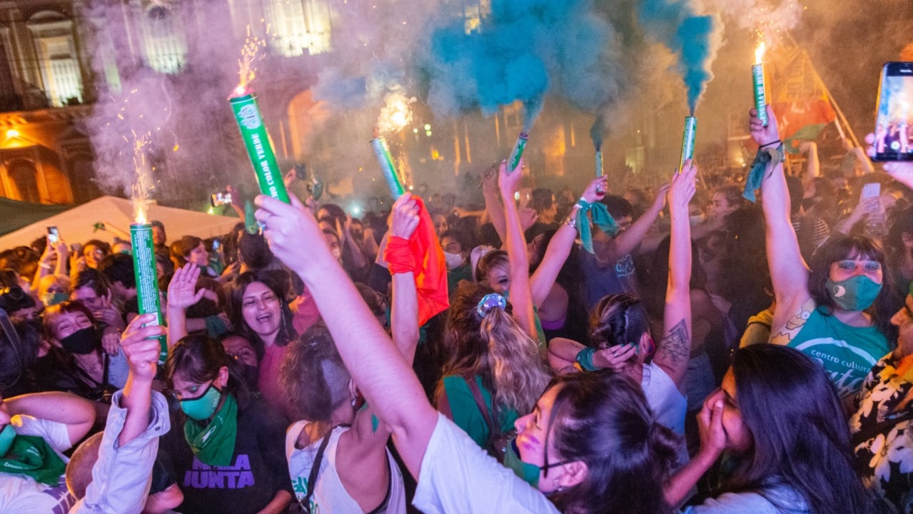 Festejos en la Legislatura tras aprobarse el proyecto. Imagen: Flor Bustamante Arias