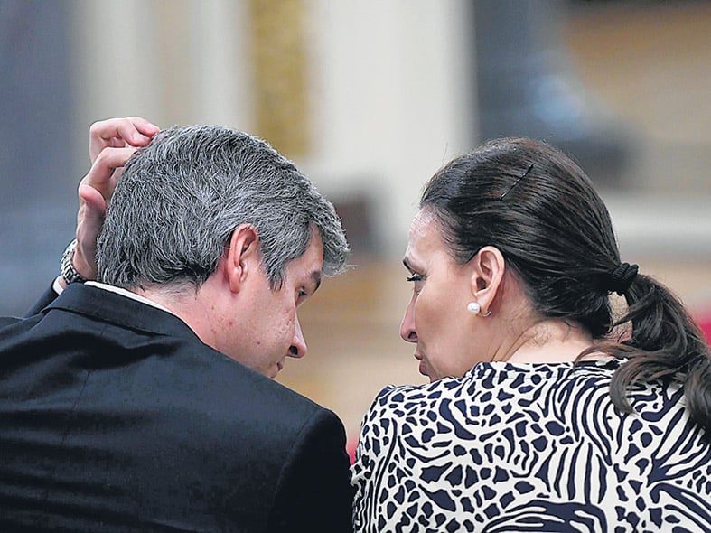 El jefe de Gabinete, que firmó el recorte, junto a Gabriela Michetti ayer en la conferencia.