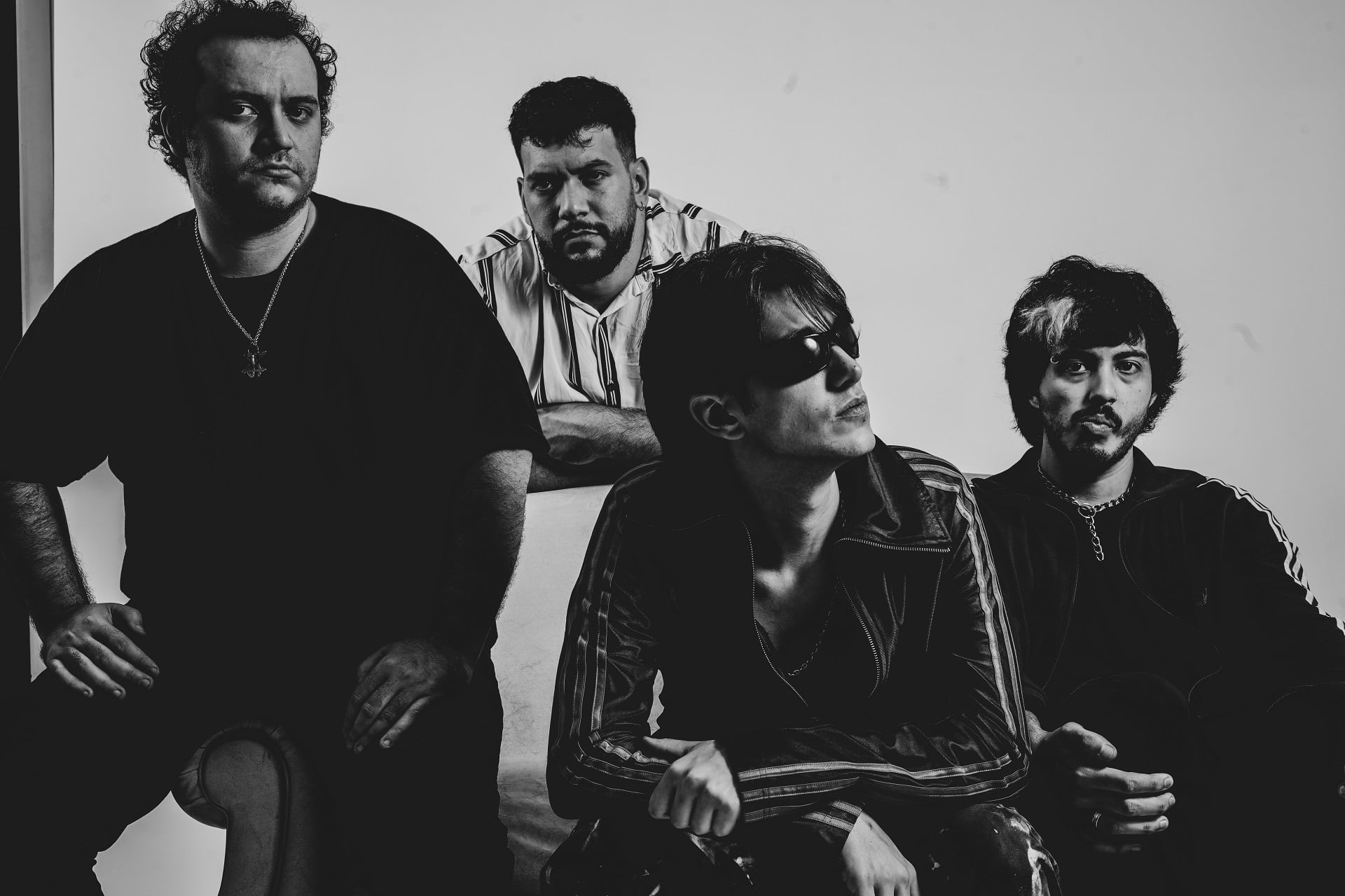 Como un disco conceptal, Sovietpunk reúne historias narradas a partir de una misma matriz, que tiene como escenario el no lugar