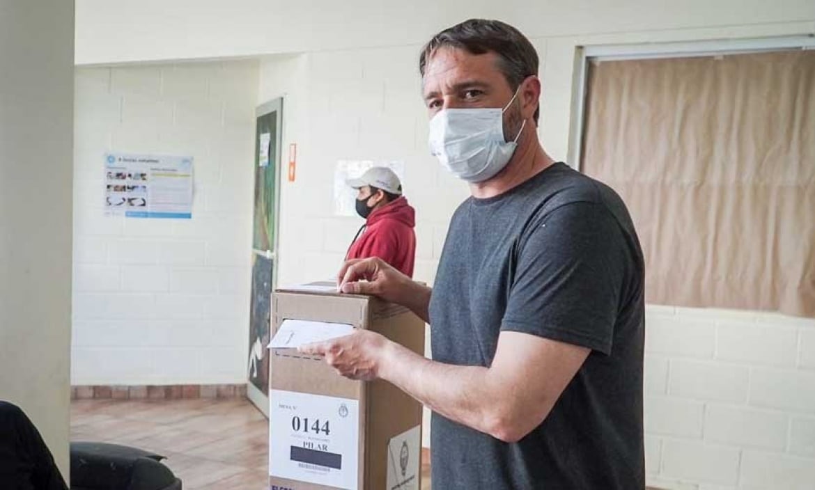 Santiago Laurent emite su voto