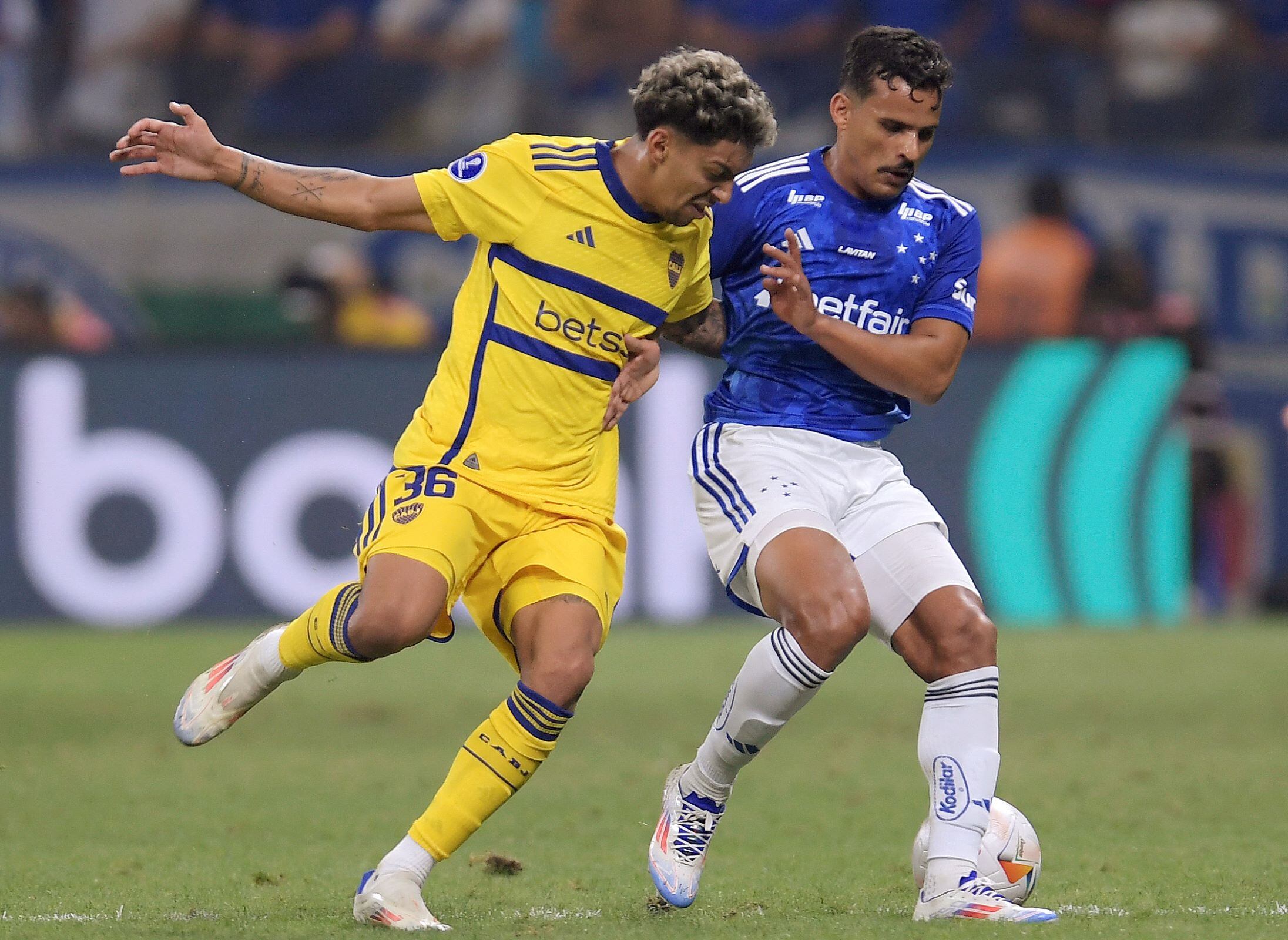 Medina, dueño del mediocampo en el Xeneize