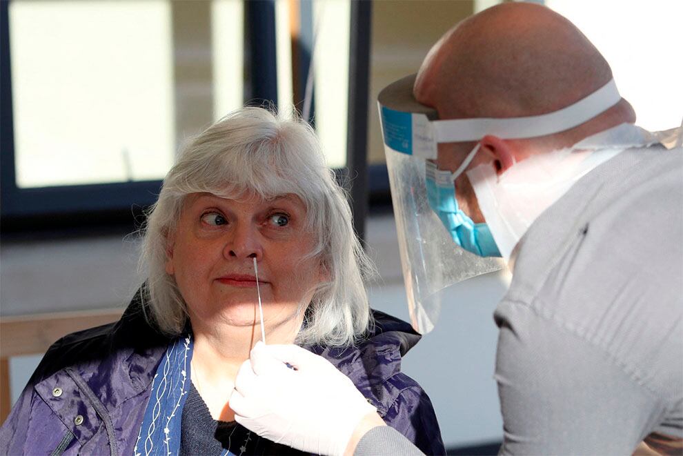 Johnson negó que estos casos fueran a postergar la salida del confinamiento nacional programada en cuatro etapas a partir del próximo lunes. 