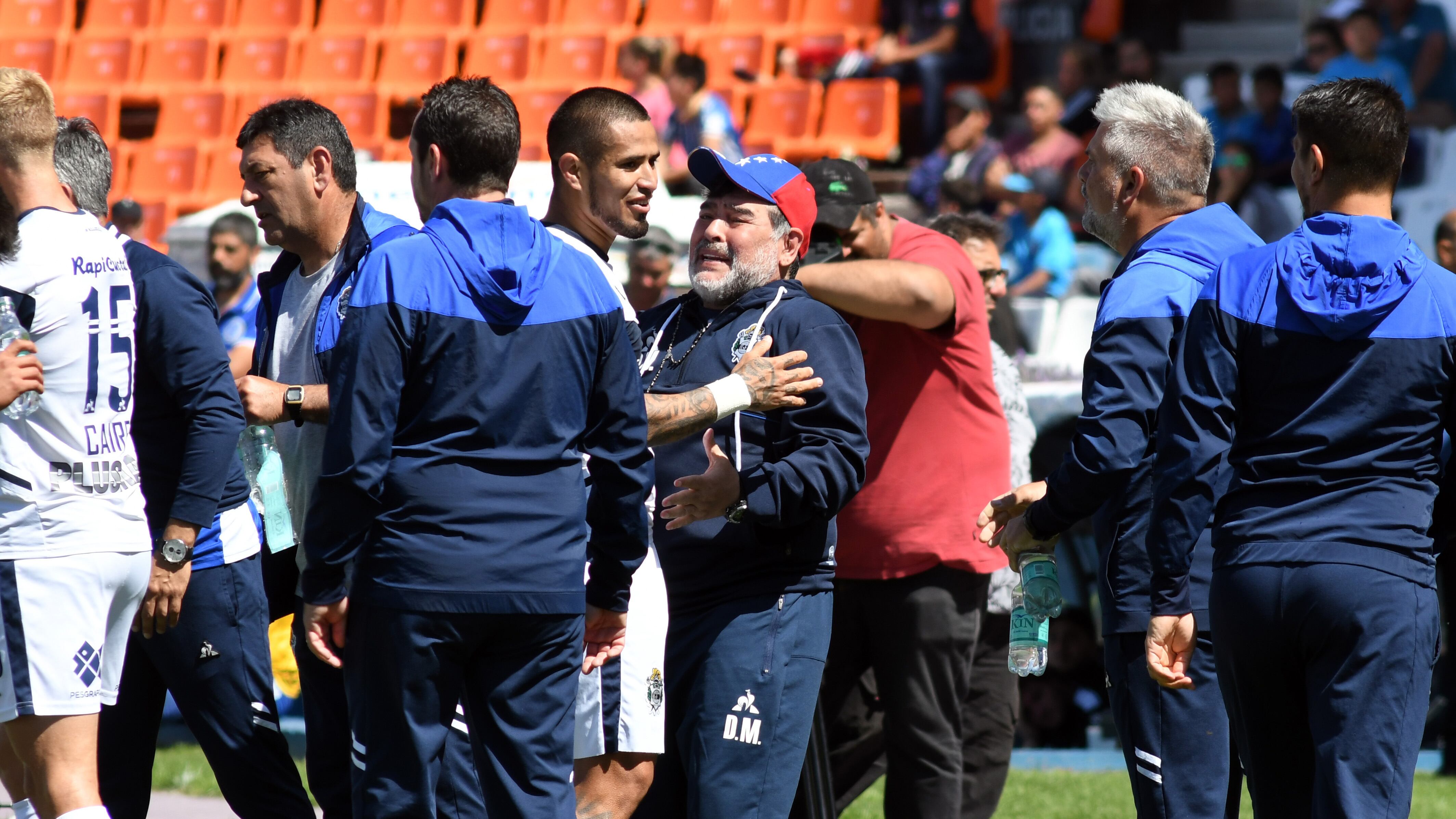 Maradona -con visera venezolana- y Ayala se saludan. El paraguayo metió dos golazos de tiro libre, algo que estuvo practicando junto al DT en la semana.