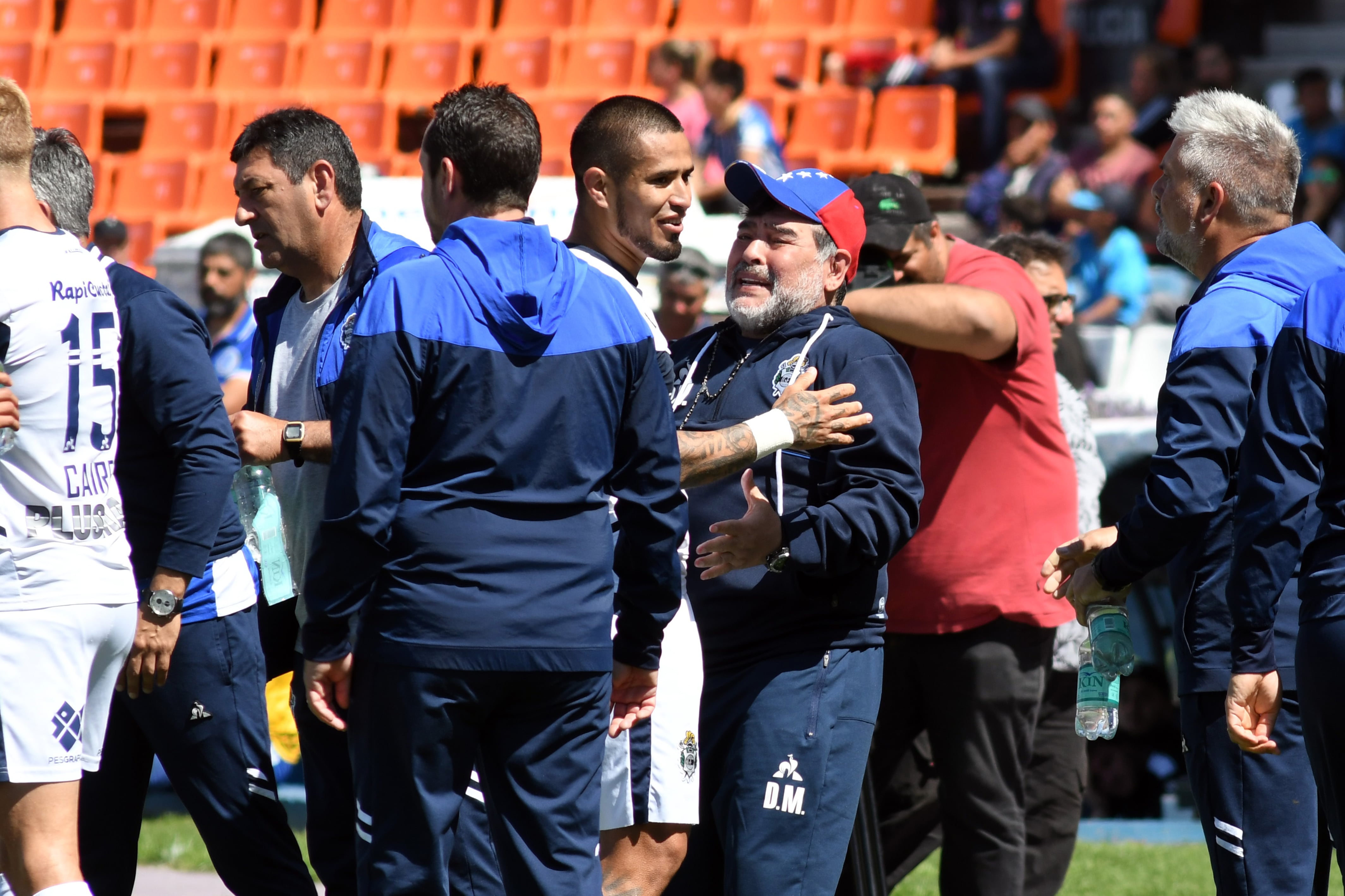 Maradona -con visera venezolana- y Ayala se saludan. El paraguayo metió dos golazos de tiro libre, algo que estuvo practicando junto al DT en la semana.