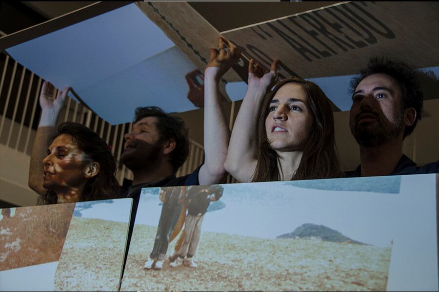 La obra aborda el choque entre tiempo e identidad. 