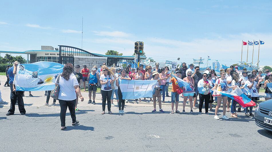 El grupo más numeroso de familiares es el que sigue yendo a diario a la Base Naval de Mar del Plata.
