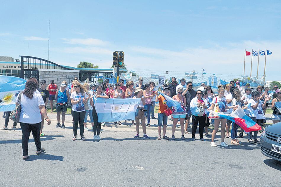 El grupo más numeroso de familiares es el que sigue yendo a diario a la Base Naval de Mar del Plata.