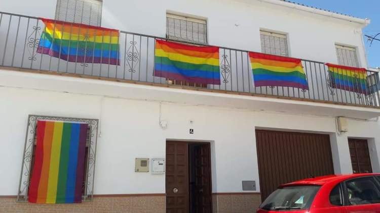 Casas de Villanueva de Algaidas con la bandera, en rechazo al retiro de la enseña del palacio comunal. 