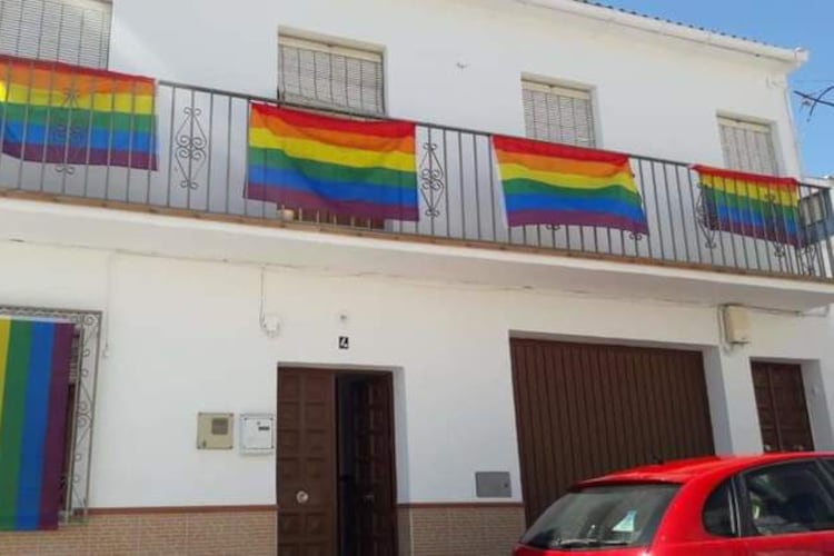 Casas de Villanueva de Algaidas con la bandera, en rechazo al retiro de la enseña del palacio comunal.