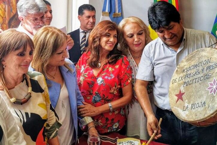 Argentina López, Diana Quiros y Maricha Illanes con Evo en la Casa de la Memoria de La Rioja.