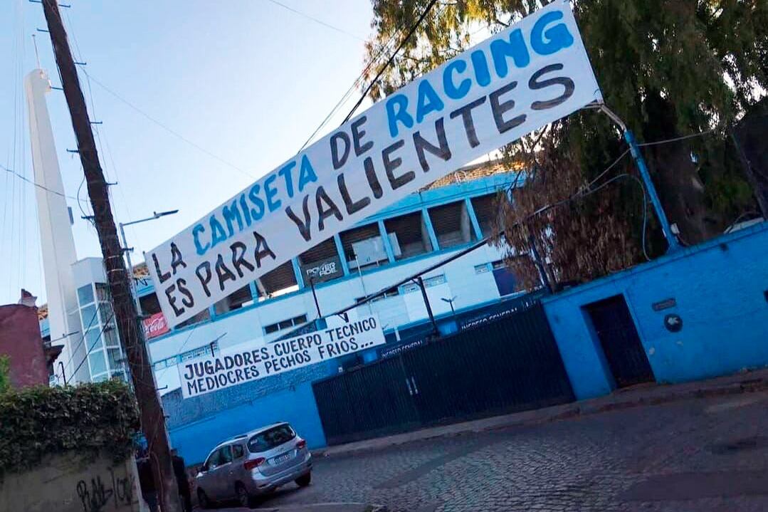 En el pasaje Corbatta aparecieron tres pasacalles contra los jugadores y el cuerpo técnico