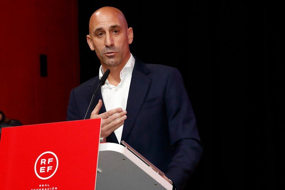 La FIFA suspendió a Luis Rubiales durante 90 días de “toda actividad relacionada con el fútbol nacional o internacional”.