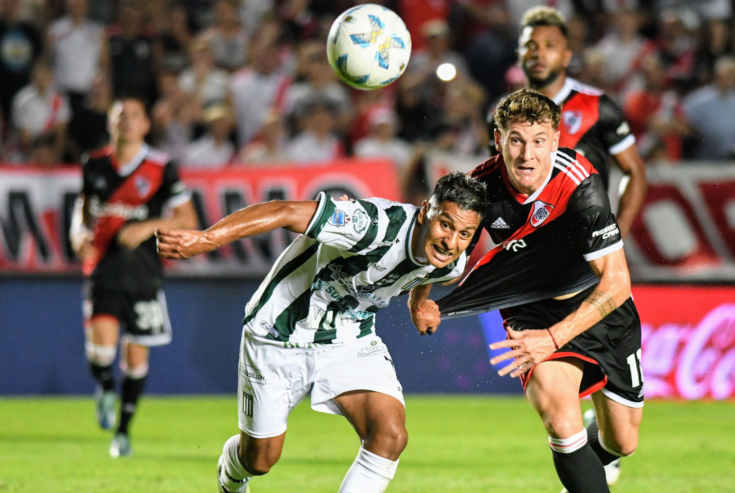 Facundo Colidio lucha por la pelota contra Rodrigo Figueroa