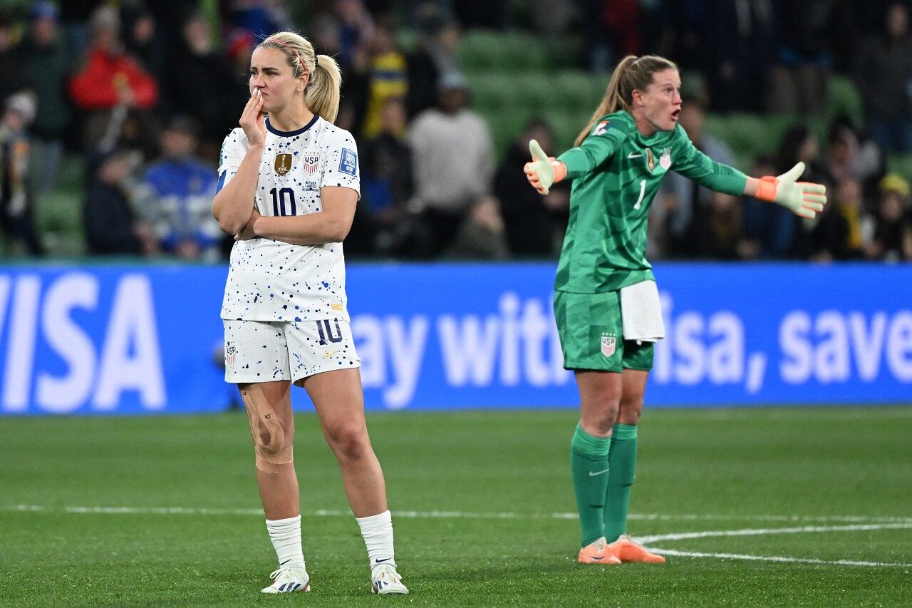La arquera Naeher protesta la decisión del VAR; la capitana Horan no lo puede creer. Estados Unidos afuera por primera vez en octavos