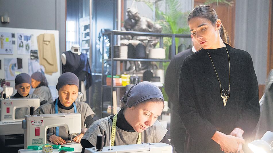 Edha se muestra esquemática a nivel narrativo, con subrayados en su hechura.