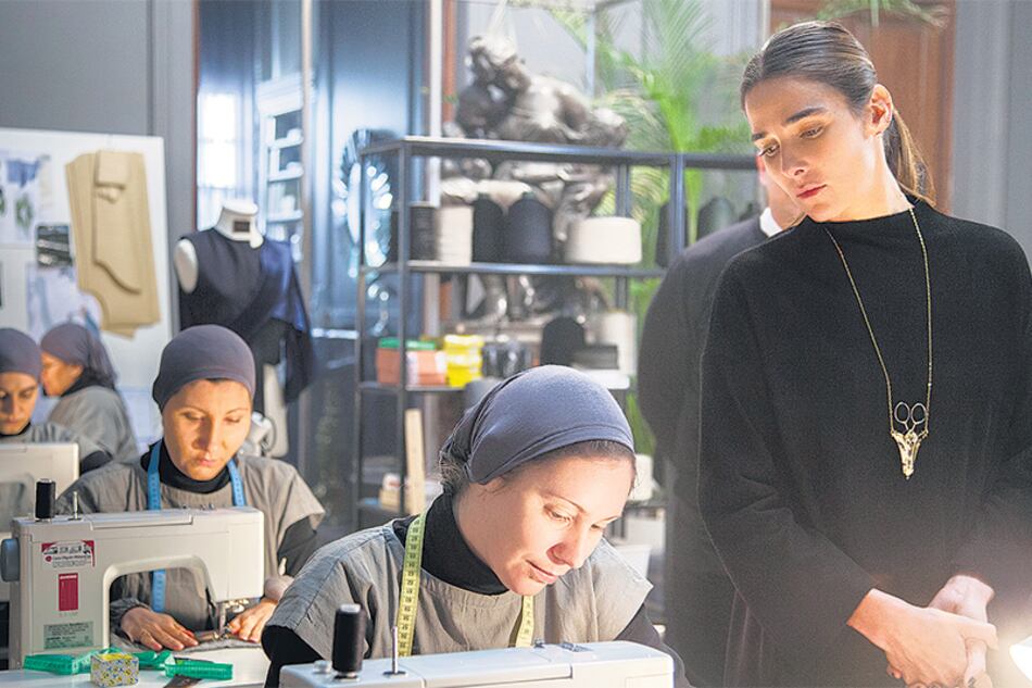 Edha se muestra esquemática a nivel narrativo, con subrayados en su hechura.