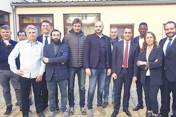 Di Maio (cuarto desde la derecha) difundió por Twitter esta foto de su entrevista con representantes de los chalecos amarillos.