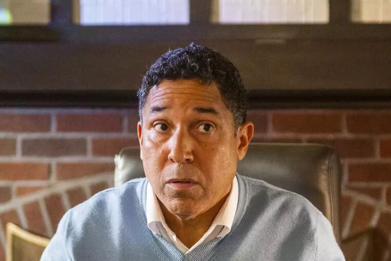 “Hank disfruta de su desánimo”, dice su compañero de elenco Oscar Nuñez. 