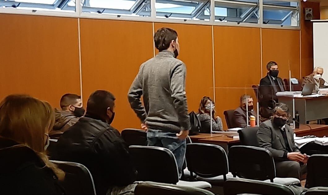 Agustín Morales (de pie) en el juicio. 