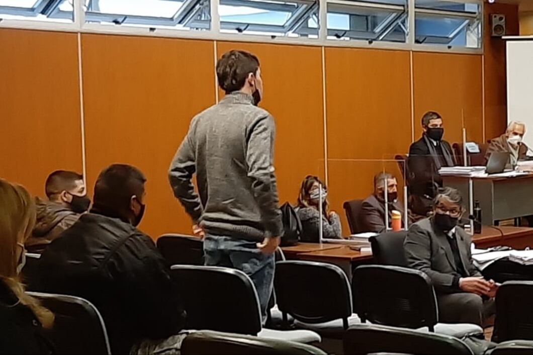 Agustín Morales (de pie) en el juicio.