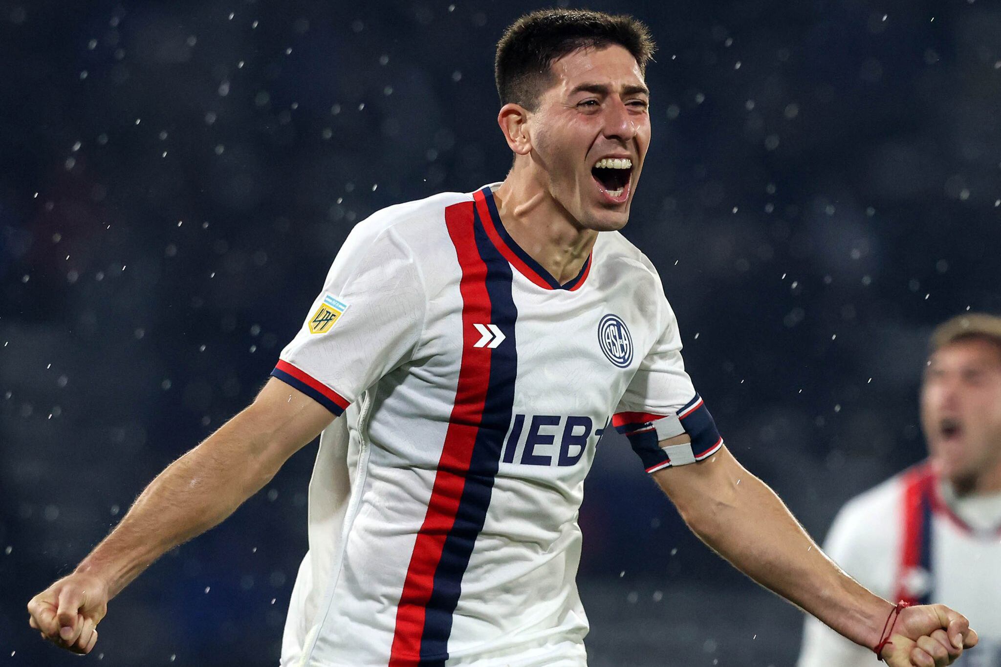 Cuello festeja el gol al inicio del partido