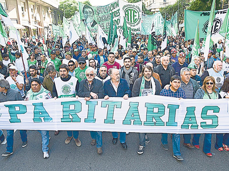 Los estatales protestaron frente al ministerio que conduce Andrés Ibarra, en el microcentro porteño. 