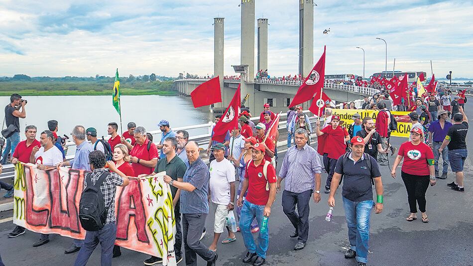 La movilización de ayer fue liderada por Gleisy Hoffman, presidenta del PT, y João Pedro Stédile, líder de los campesinos Sin Tierra.