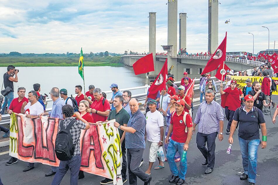 La movilización de ayer fue liderada por Gleisy Hoffman, presidenta del PT, y João Pedro Stédile, líder de los campesinos Sin Tierra.