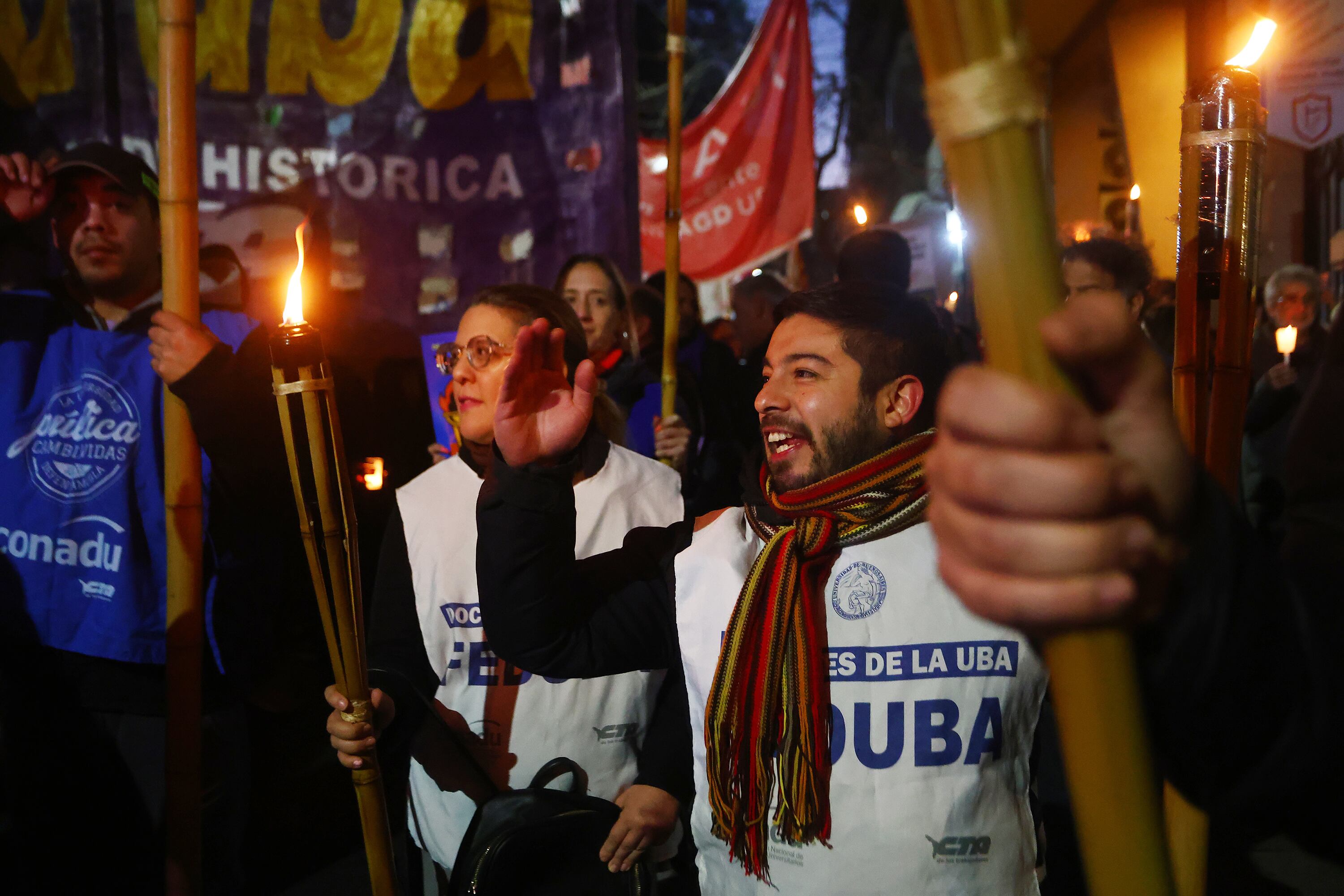 Varios gremios y estudiantes se movilizaron con antorchas y velas.