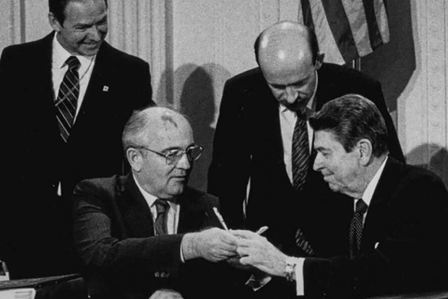 Gorbachov (izquierda) y Reagan firmaron en 1987 en la Casa Blanca el acuerdo para limitar los misiles nucleares de corto y medio alcance.
