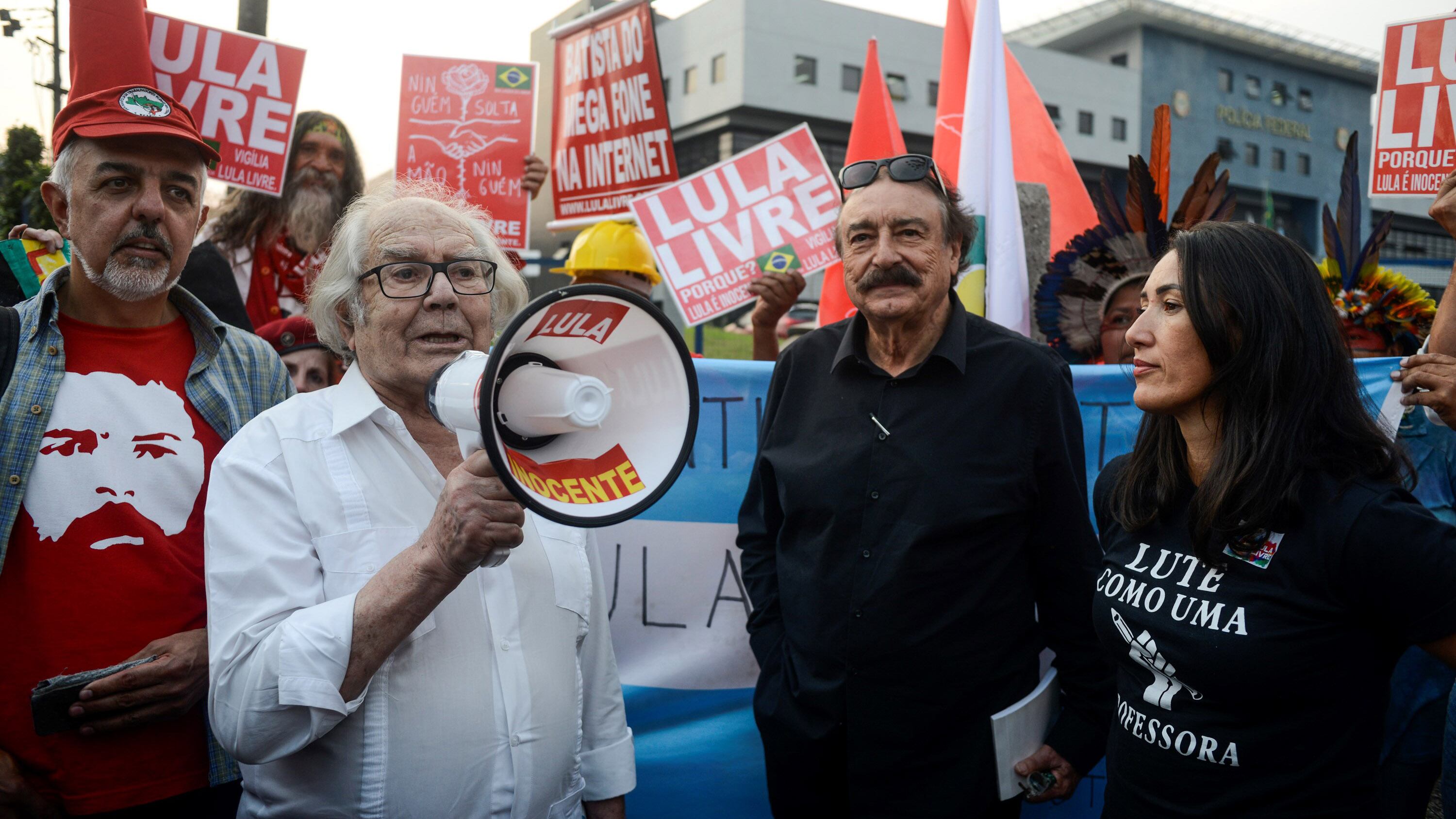 Pérez Esquivel, junto a Ramonet, en la entrada a la Superitendencia de la Policía Federal en Curitiba.