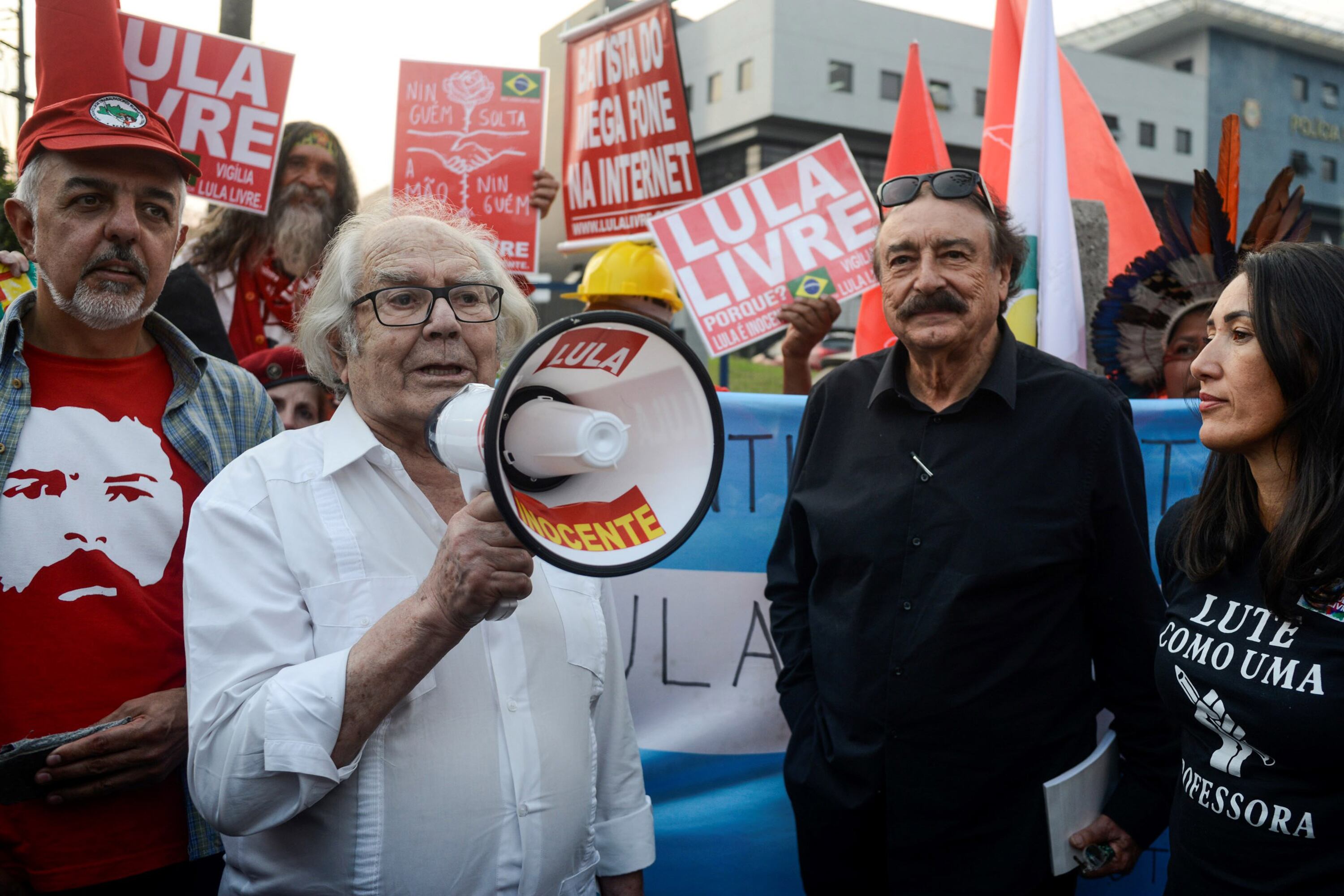 Pérez Esquivel, junto a Ramonet, en la entrada a la Superitendencia de la Policía Federal en Curitiba.