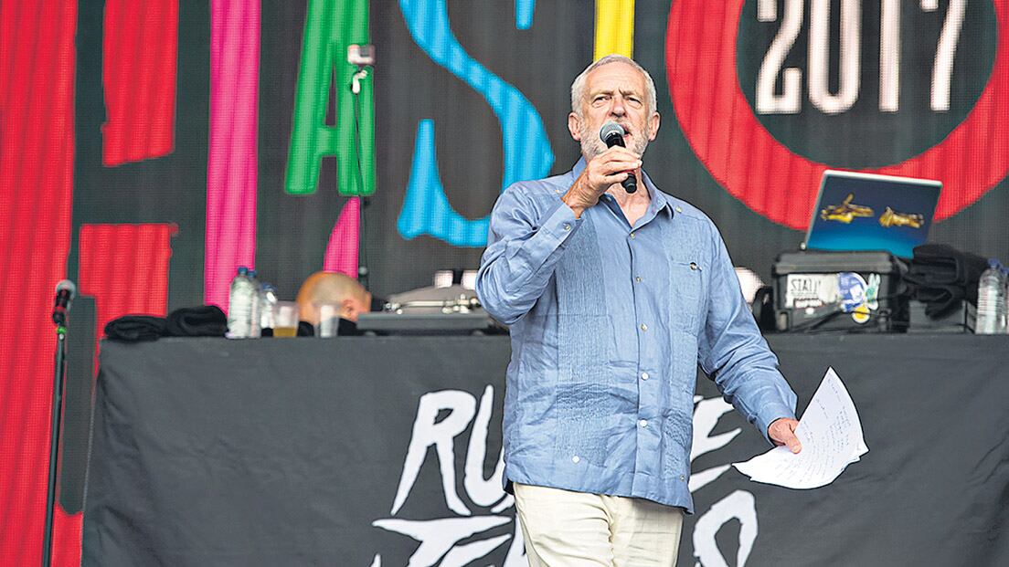En el festival musical más importante del Reino Unido, el de Glastonbury, la multitud idolatró a Corbyn.