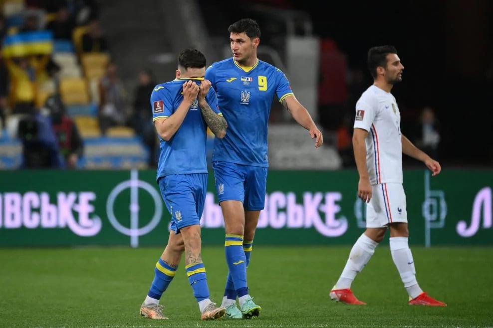Empate 1 a 1 entre Ucrania y Francia en Kiev, por Eliminatorias. El que llora, autor del gol, es Mykola Shaparenko, jugador del Dinamo de Kiev
