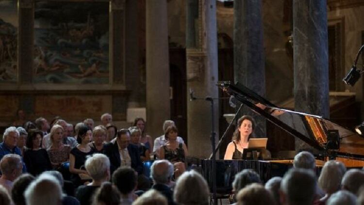 Hewitt en concierto con su piano, en 2018. 