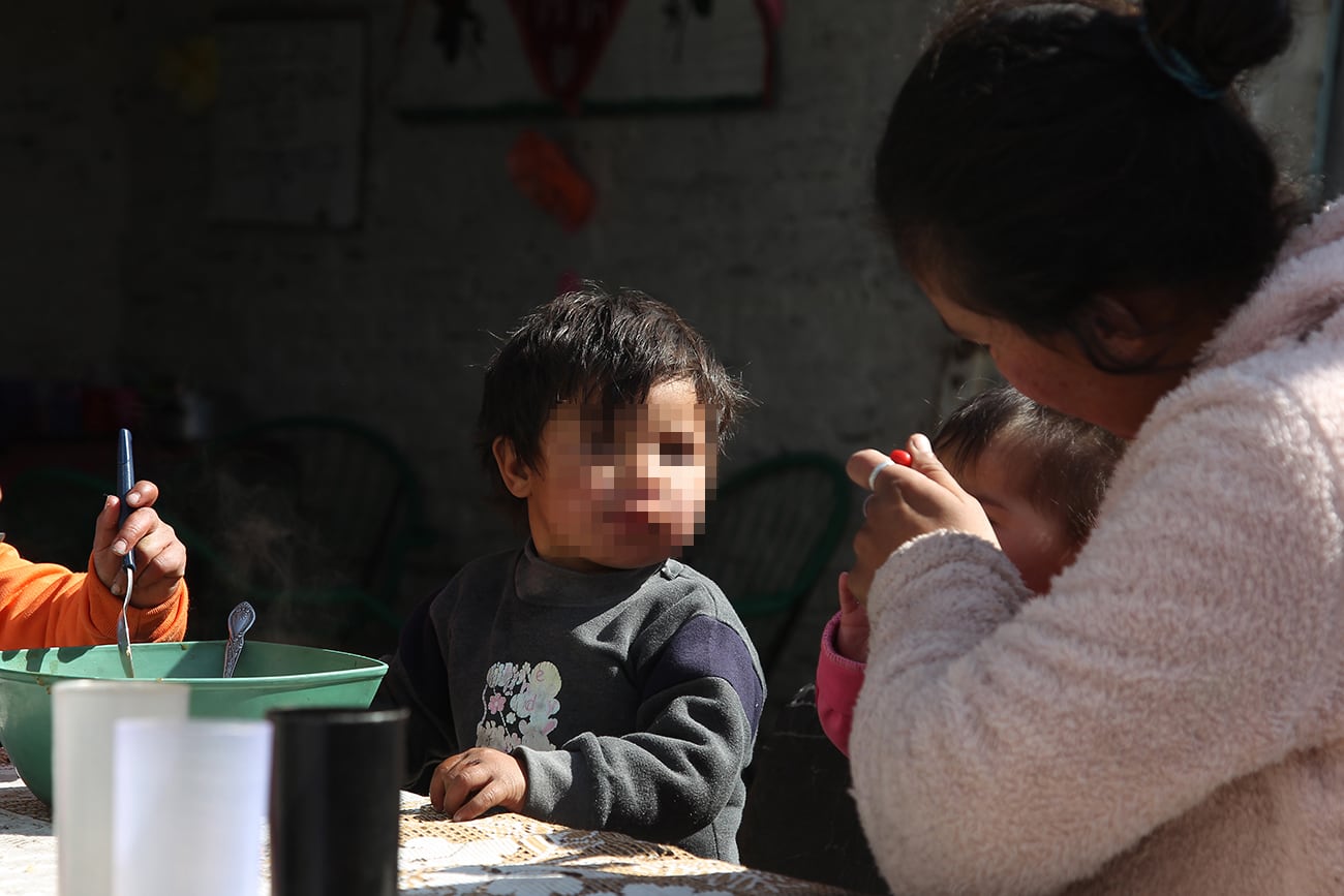 Entre otras cosas, cuentan que muchos chicos dejan la escuela porque no tienen zapatillas.