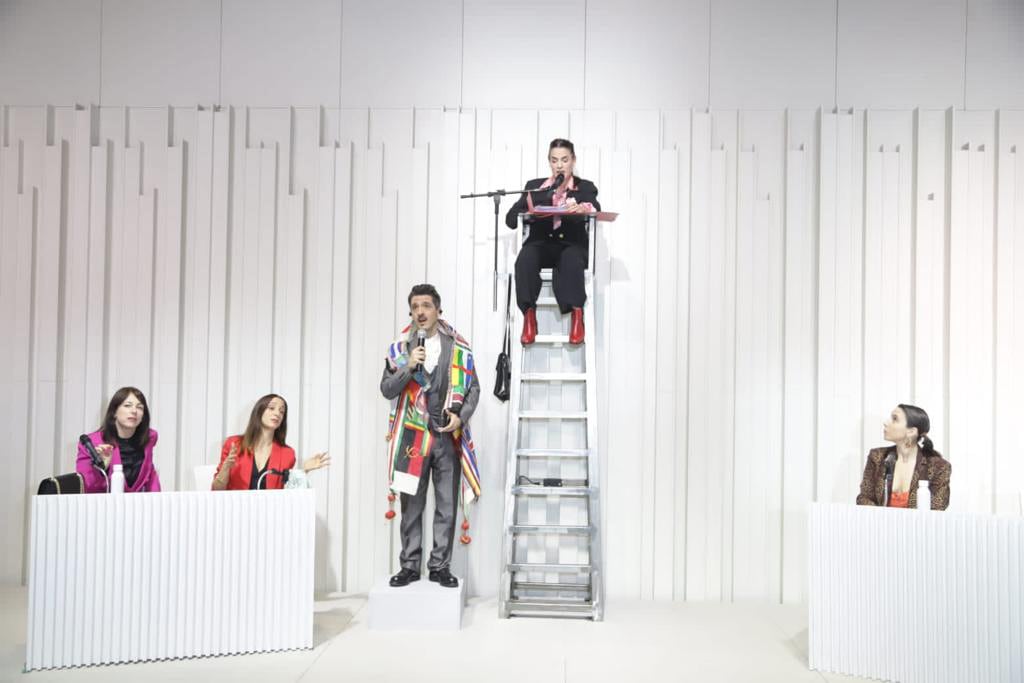 Al finalizar la función, el elenco se queda hablando con el público para tantear sus reacciones.