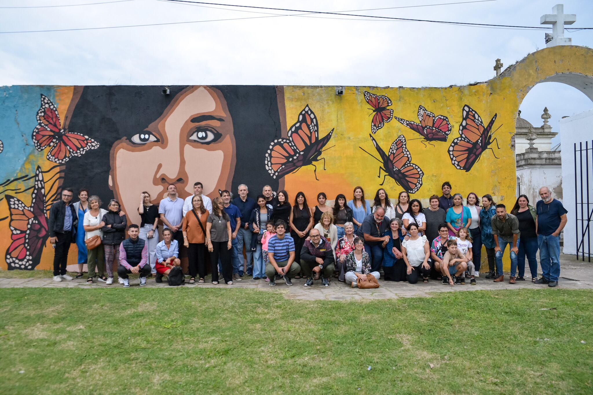 El emotivo mural ocupa una gran parte de la pared del cementerio de Chascomús.