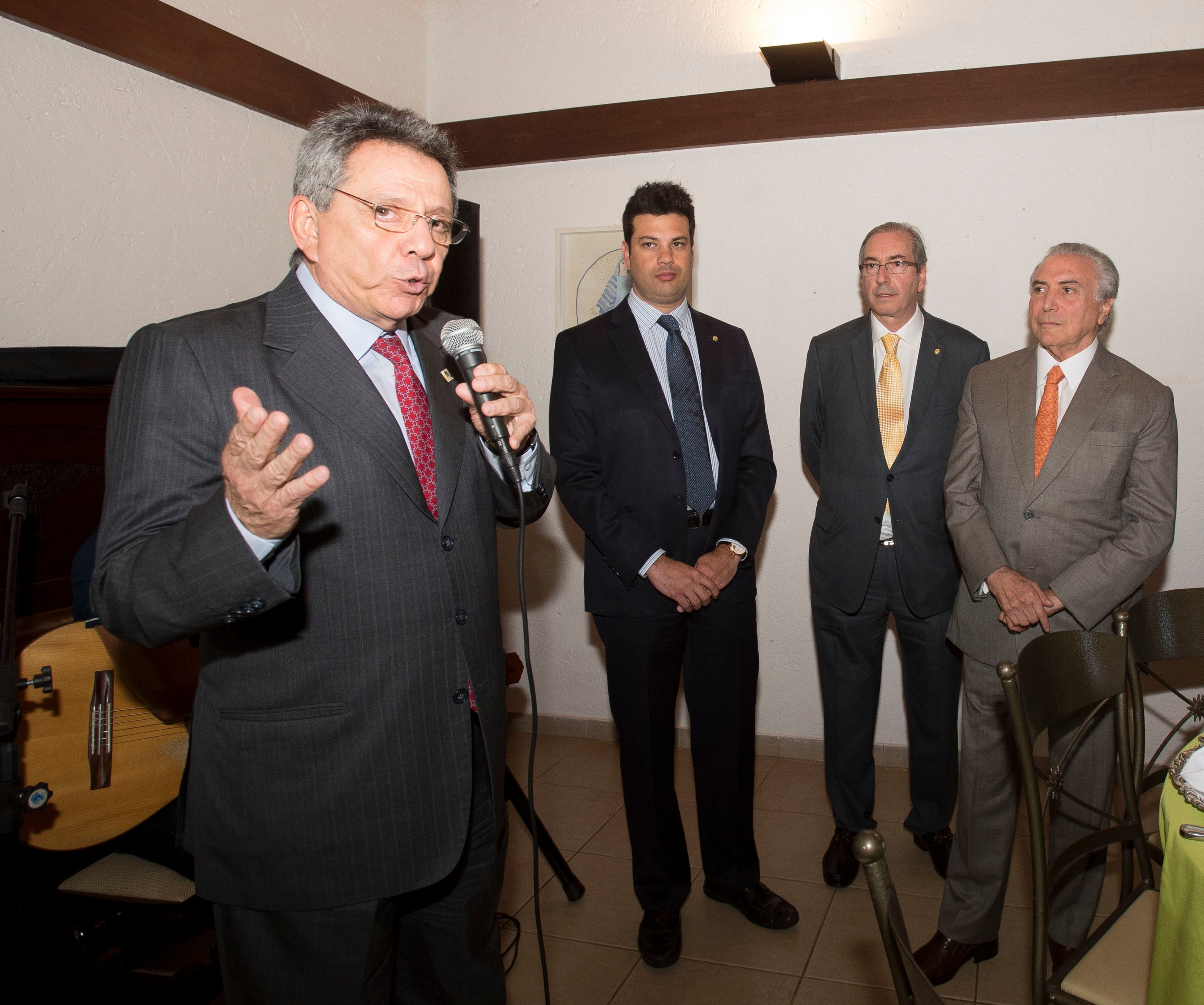 Tadeu Fillipelli, el asesor detenido hoy, en una escena junto con Temer y otros funcionarios.