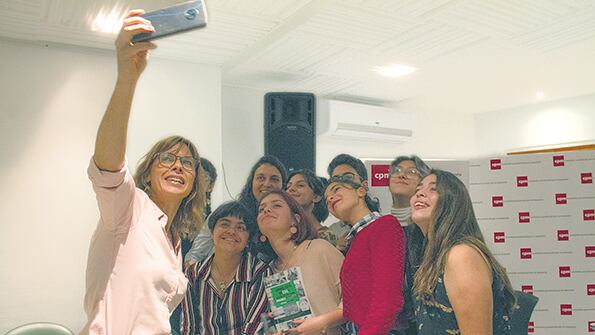 El grupo de estudiantes que hizo el libro, junto a la periodista Mariana Carbajal, que lo prologó.