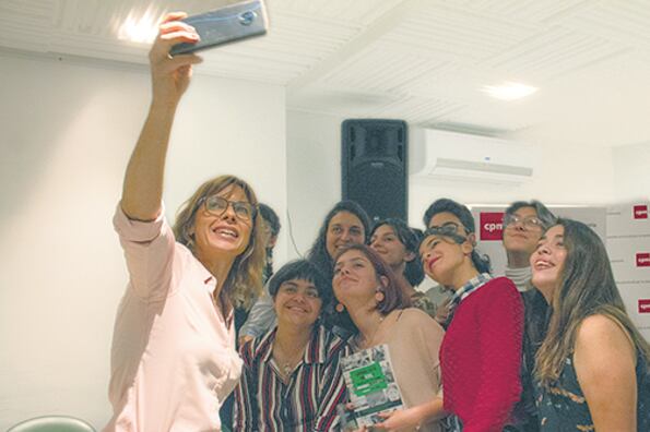 El grupo de estudiantes que hizo el libro, junto a la periodista Mariana Carbajal, que lo prologó.