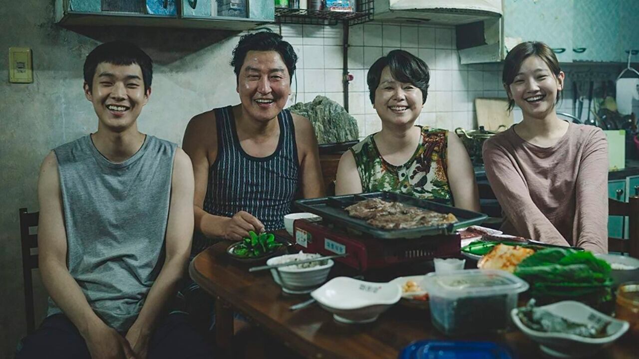 Escena de la película Parasite.