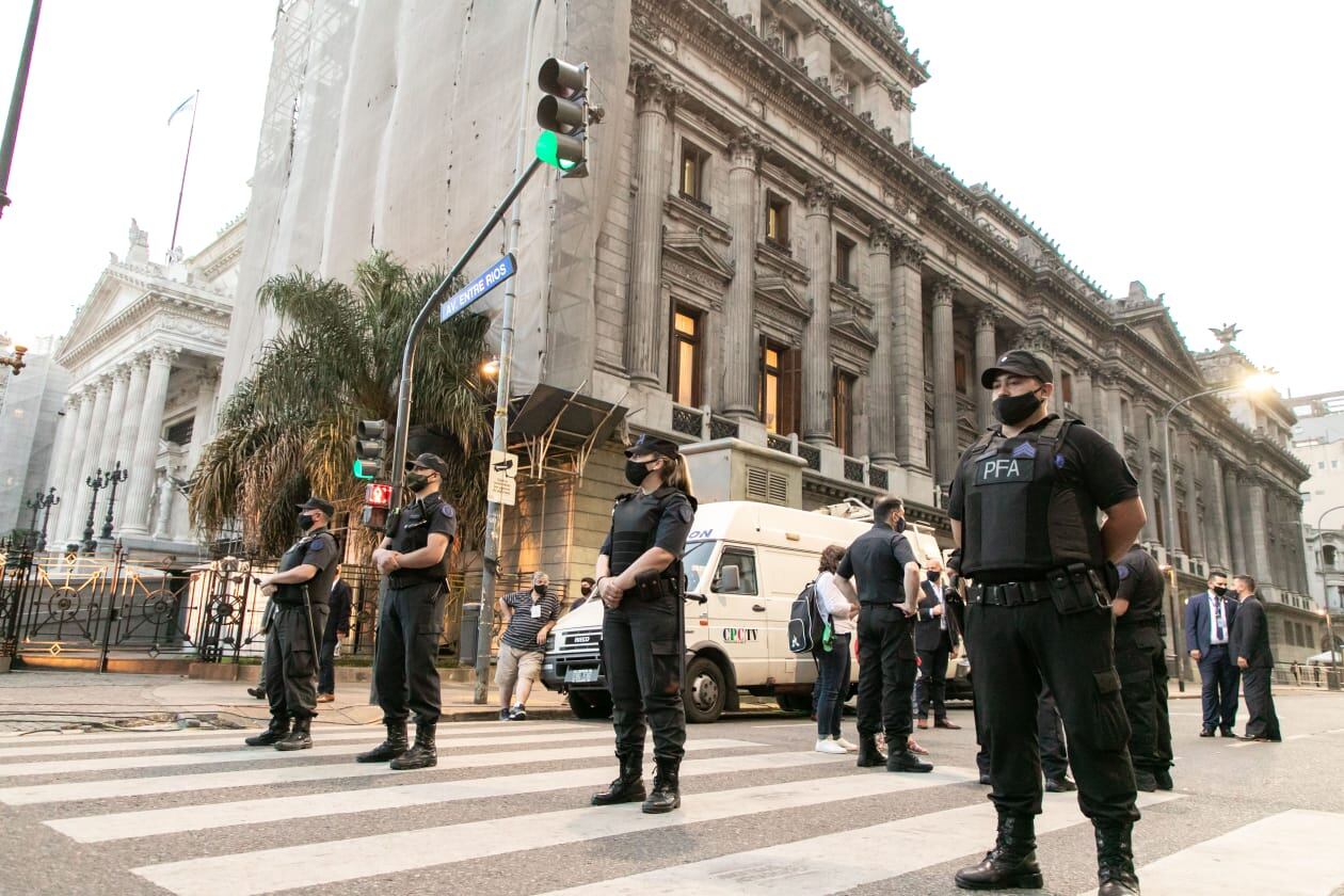 El Senado debate la legalización del aborto y hay un fuerte operativo de seguridad en torno al Congreso.