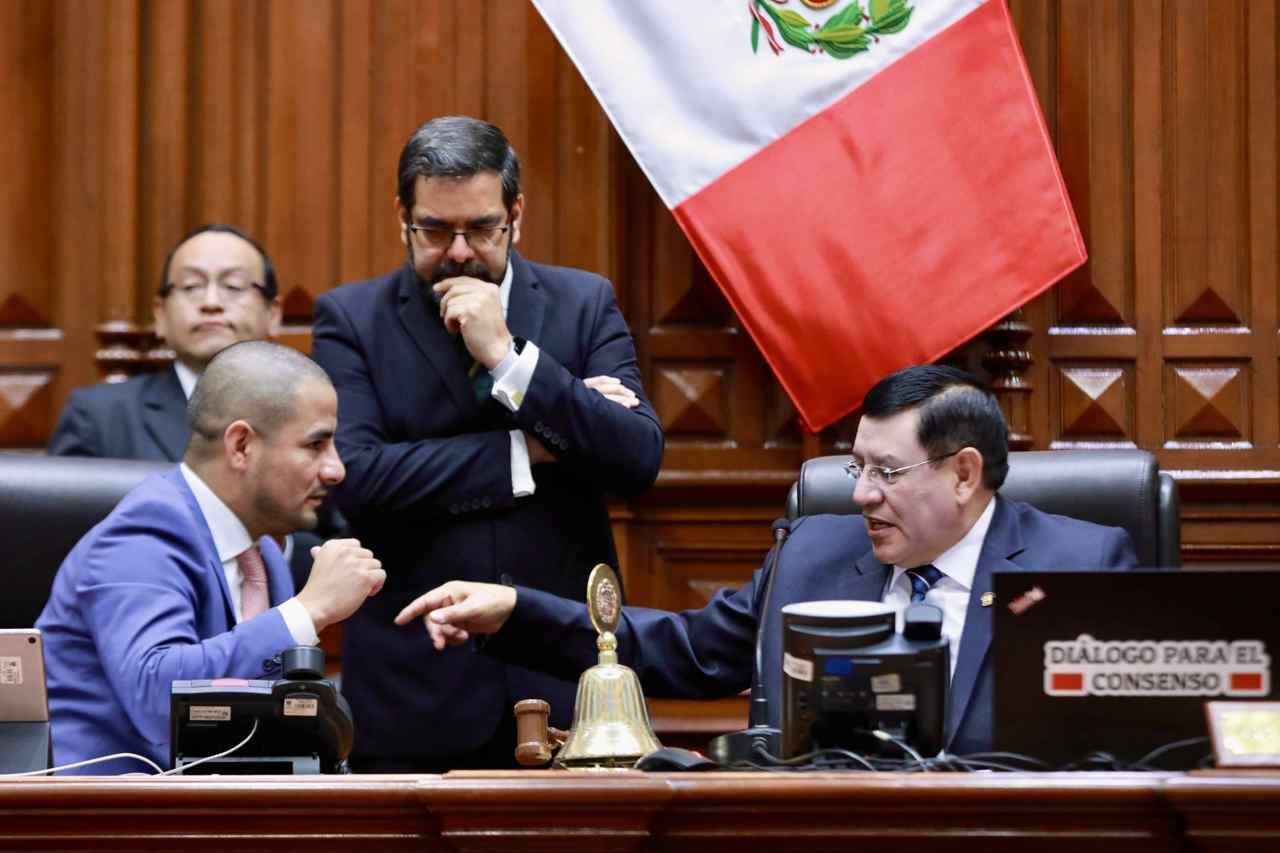 El presidente del Congreso (derecha) durante la sesión en la que se frenó el juicio político a Boluarte.
