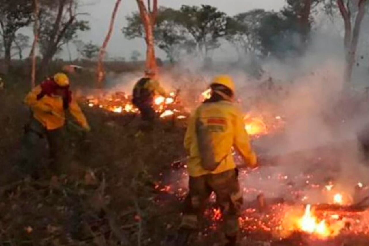 Los bomberos combaten el incendio forestal en la zona de Chiquitania.