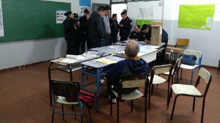 Blaquier, de espaldas, luego del incidente en la escuela de José C. Paz, mientras se notificaba a la Policía.