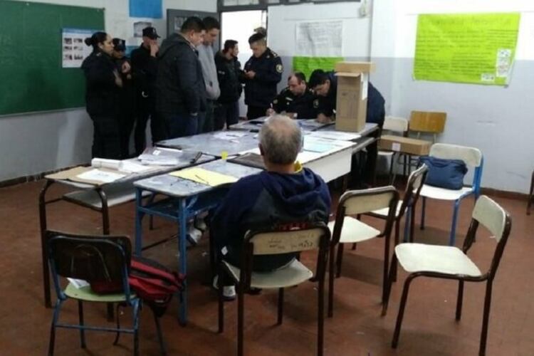 Blaquier, de espaldas, luego del incidente en la escuela de José C. Paz, mientras se notificaba a la Policía.