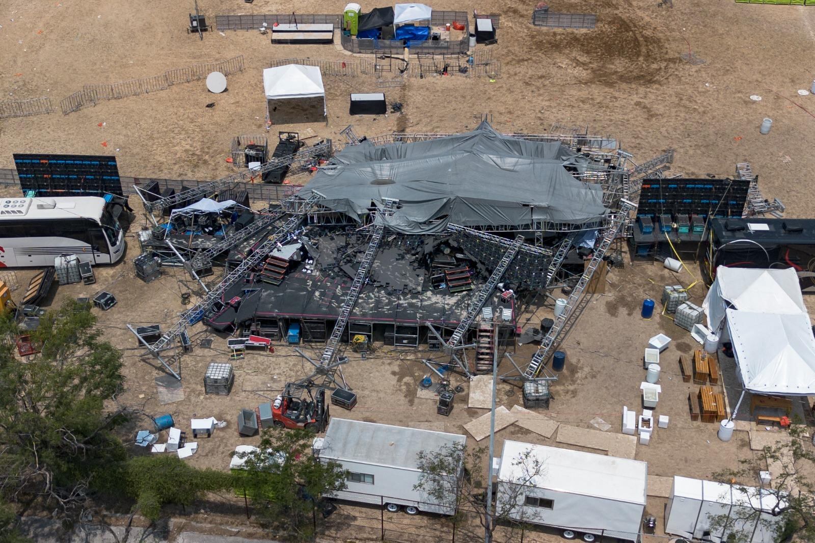 El escenario colapsado porla tormenta durante un acto político en Monterrey.