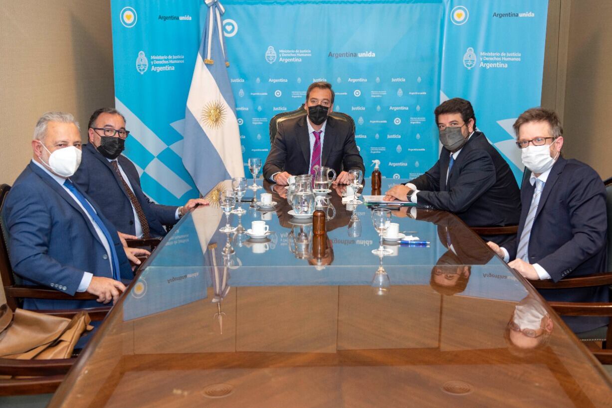 El ministro Martín Soria junto a las autoridades de la Cámara Nacional de Casación en lo Criminal.