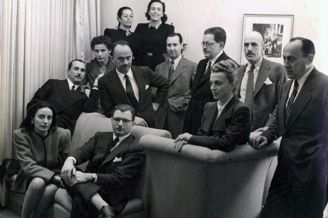 Foto icónica de los pioneros de la APA, 1942. (Archivo APA).